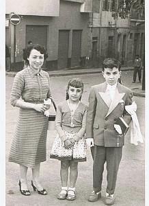 QUI RECONNAIT CETTE DAME ET CETTE FILLETTE AVEC MOI EN COMMUNIANT EGLISE SAINT ANDRE 1957